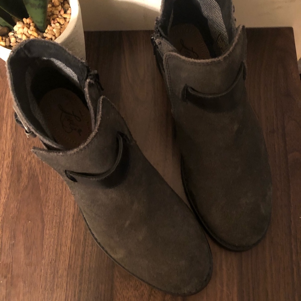 Levi’s Vero Cuoio suede grey ankle booties NWOT